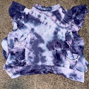 Open-back, ruffle shirt